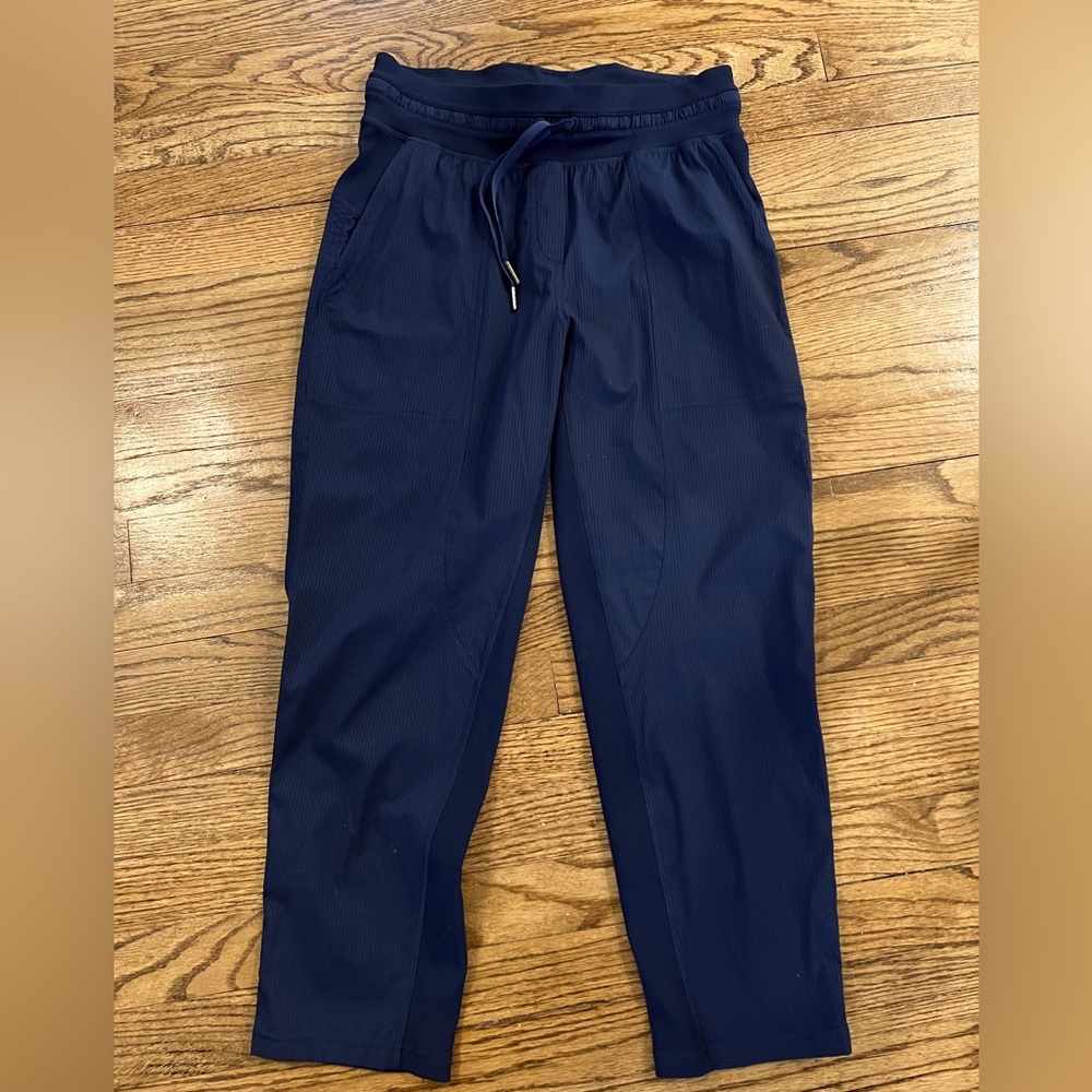 Lululemon Women’s Mid Rise Dance Studio Crop. Size 6. Navy.
